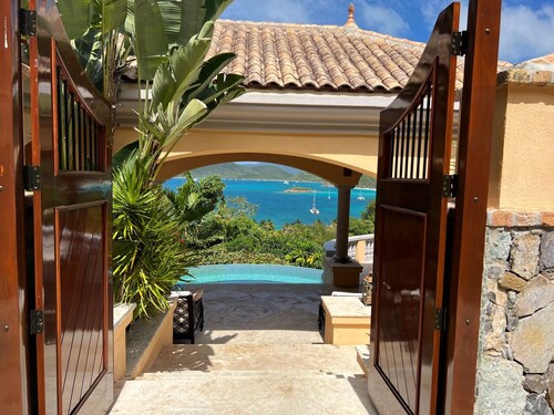 Villa Delfina- 4 min walk to Private Peter Bay Beach! 5 Bedroom Villa with pool.