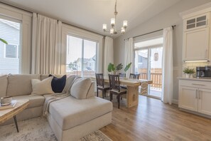 Smart TV, caminetto, libri