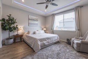 3 chambres, bureau, fer et planche à repasser, lit de bébé portatif
