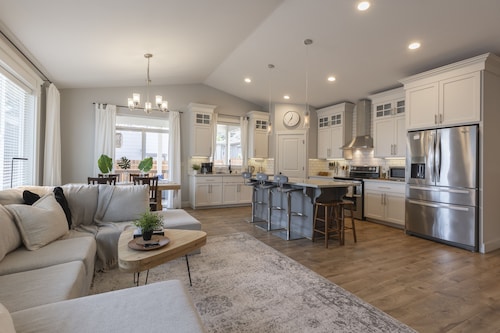 Cozy new built home 10 minutes away from Portland