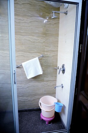 Dusche, Haartrockner, Bidet, Handtücher
