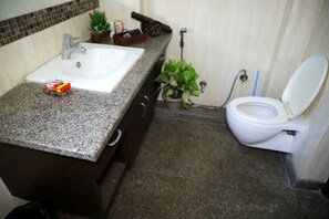 Douche, sèche-cheveux, bidet, serviettes fournies