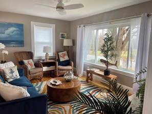 Smart TV, computer monitors - Right on the Cape Cod Canal and bike path! (Bourne)