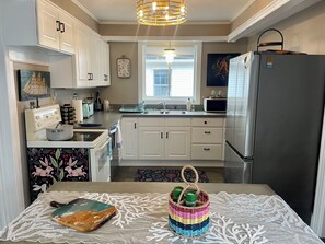 Kylskåp, mikrovågsugn, ugn och spishäll