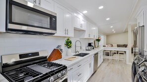 Frigorífic, microones, forn i placa de cuina 