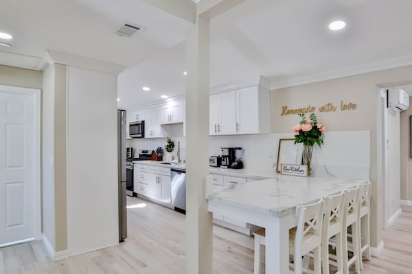 Jääkaappi, mikroaaltouuni, uuni, liesi