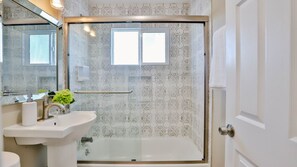 Ensemble douche/baignoire, sèche-cheveux, serviettes fournies, savon