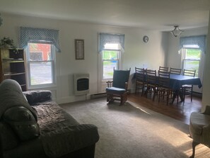 Books - Quiet Country Apartment on a dead end road! (Newark)
