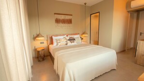 Un dormitorio con una cama grande, dos lámparas de noche, una mesita de noche y un espejo en la pared.