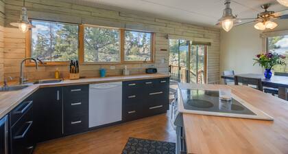Cozy Red Feather Lakes Retreat w/ Deck & Yard