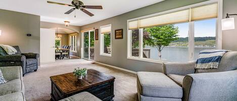 Televisor, llar de foc i futbolí