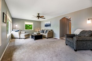 TV, caminetto, tavolo da calcetto