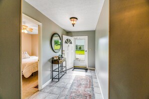 4 bedrooms, iron/ironing board, Internet, bed sheets