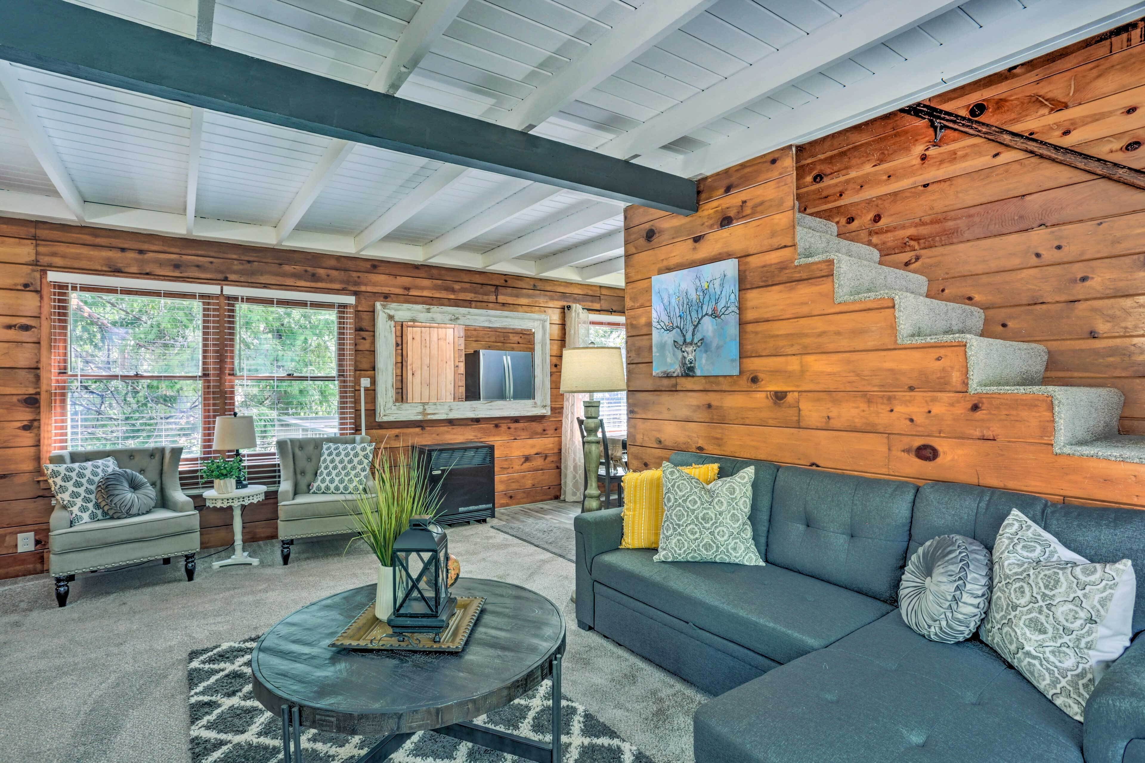 Cozy Cabin w/ Deck < 1 Mi to Shaver Lake!