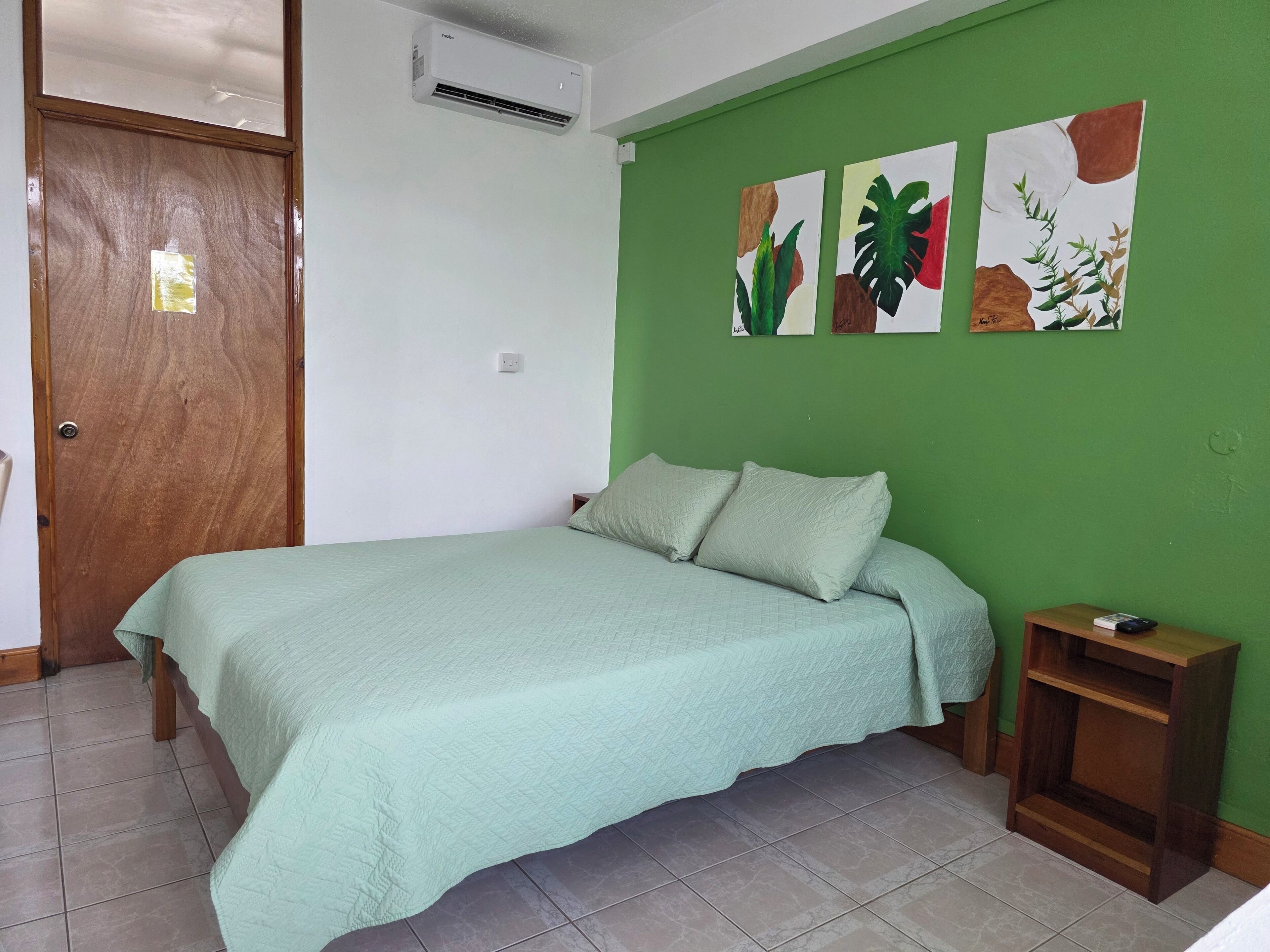 1 dormitorio, escritorio, tabla de planchar con plancha y wifi gratis