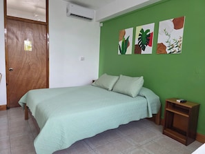 2 slaapkamers, een bureau, een strijkplank/strijkijzer, gratis wifi