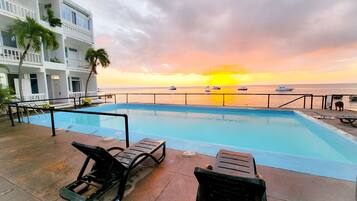 Una piscina al aire libre