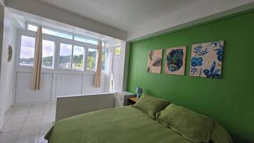 2 makuuhuonetta, työpöytä, silitysrauta/-lauta, ilmainen Wi-Fi