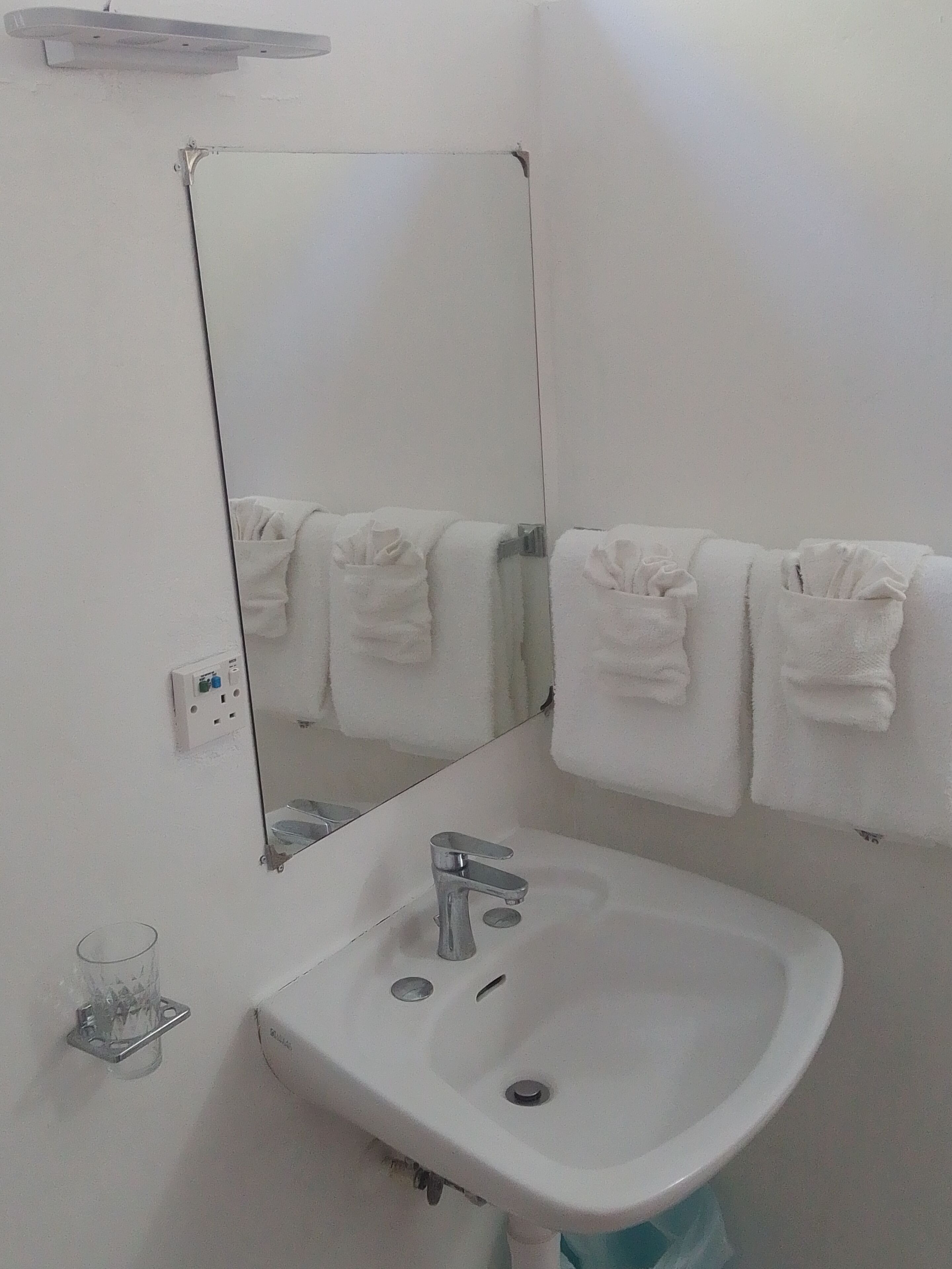 Suihku, pyyhkeet, saippua, vessapaperi