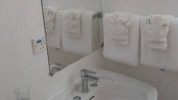 Douche, serviettes fournies, savon, papier toilette