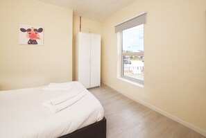 2 slaapkamers, een strijkplank/strijkijzer, internet, beddengoed
