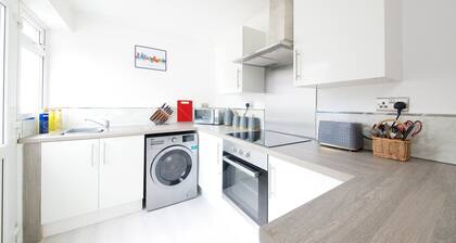 GuestReady - Modern 2BR Home by Anfield Stadium