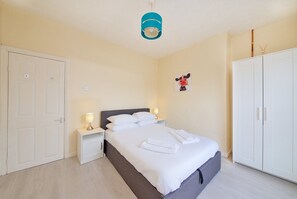 2 slaapkamers, een strijkplank/strijkijzer, internet, beddengoed