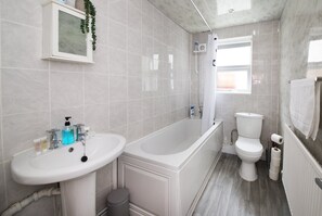 Badewanne, Haartrockner, Handtücher