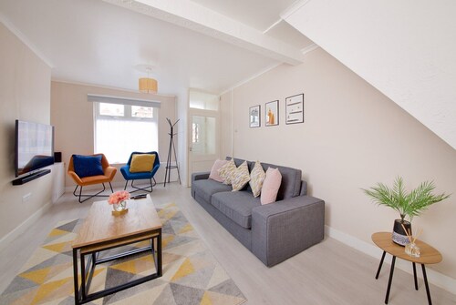 GuestReady - Modern 2BR Home by Anfield Stadium