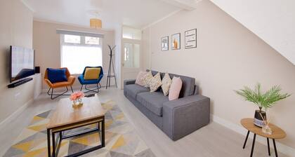 GuestReady - Modern 2BR Home by Anfield Stadium