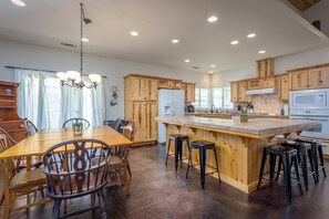 Dining - River Trail House - River and 4 Bedrooms (Three Rivers)
