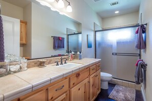 Combined shower/bathtub, hair dryer, towels, soap - River Trail House - River and 4 Bedrooms (Three Rivers)