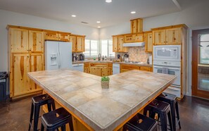 Fridge, microwave, oven, stovetop - River Trail House - River and 4 Bedrooms (Three Rivers)