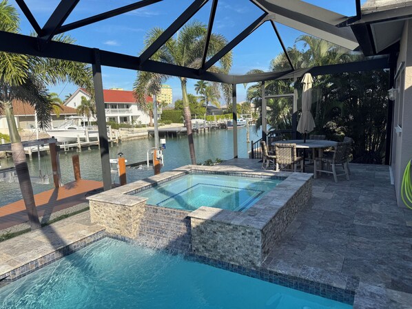 Una piscina al aire libre, una piscina climatizada