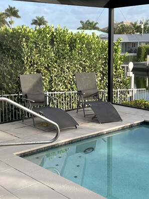 Una piscina al aire libre, una piscina climatizada