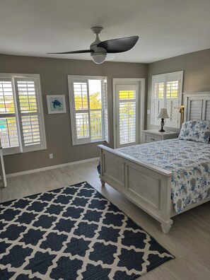 4 quartos, escrivaninha, ferros/tábuas de passar roupa