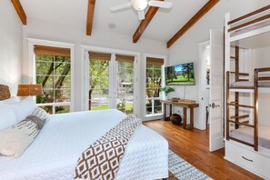 3 chambres, bureau, fer et planche à repasser, lit de bébé portatif