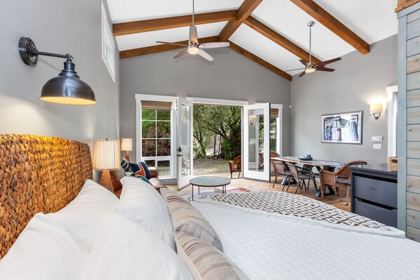 3 chambres, bureau, fer et planche à repasser, lit de bébé portatif