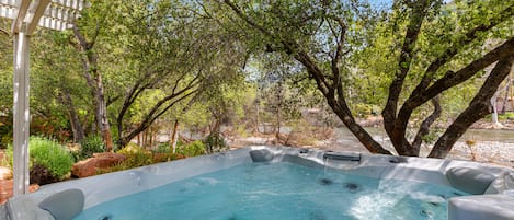 Outdoor spa tub