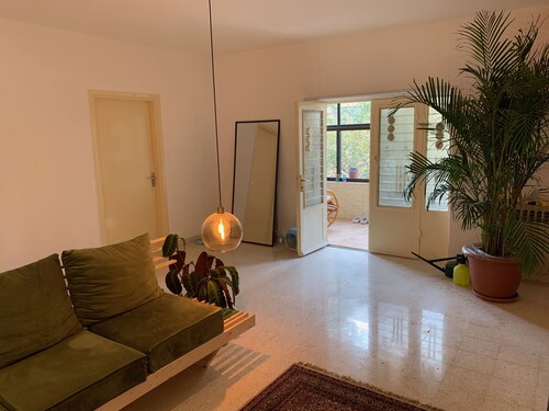 Room in Cosy Design House With big Garden and Glasshouse