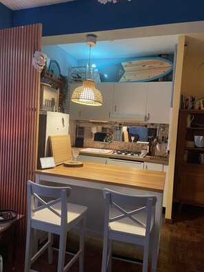 ثلاجة، ميكروويف، فرن، غسالة أطباق