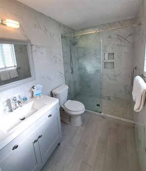 Combined shower/bathtub, hair dryer, towels - Chateau Retreat #1501 (Destin)