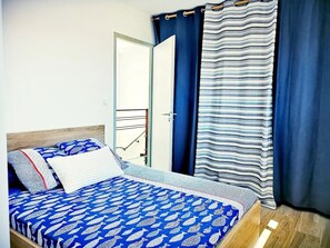 3 bedrooms, desk, WiFi, bed sheets