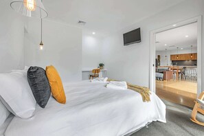 3 Schlafzimmer, Schreibtisch, Bügeleisen/Bügelbrett, Reisekinderbett