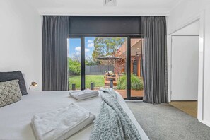 3 Schlafzimmer, Schreibtisch, Bügeleisen/Bügelbrett, Reisekinderbett