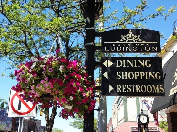 A sign for Downtown Ludington with directions to dining, shopping, and restrooms.
