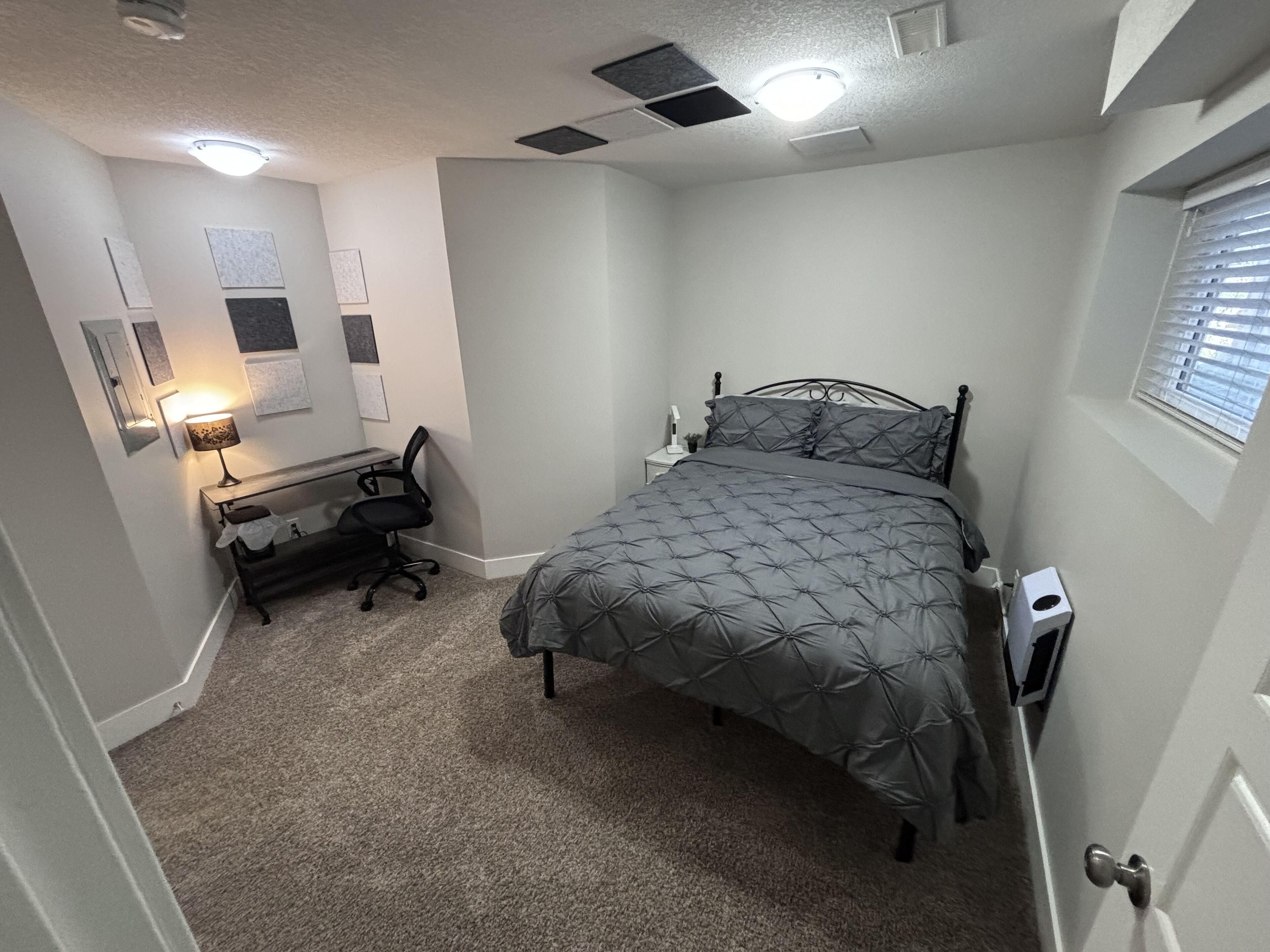 2 makuuhuonetta, työpöytä, ilmainen Wi-Fi, vuodevaatteet