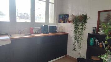 Refrigerador, microondas, horno y cafetera y tetera