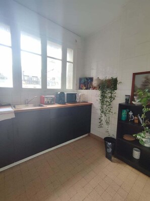 Fridge, microwave, oven, coffee/tea maker