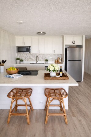 Frigorífico, microondas, horno y placa de cocina